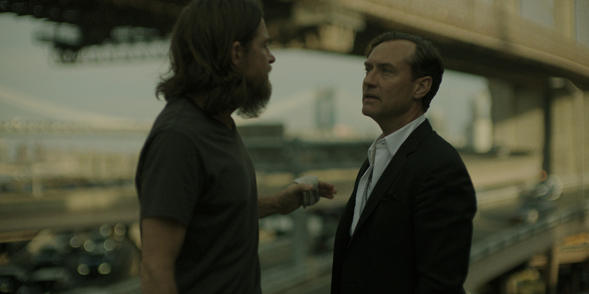 O que acontece no final de Black Rabbit? Entenda desfecho da série da Netflix A minissérie Black Rabbit, estrelada por Jude Law e Jason Bateman, conquistou o público da Netflix ao misturar drama familiar, suspense criminal e dilemas morais em meio à vida noturna de Nova York. Jason Bateman as Vince, Jude Law as Jake in ‘Black Rabbit.’