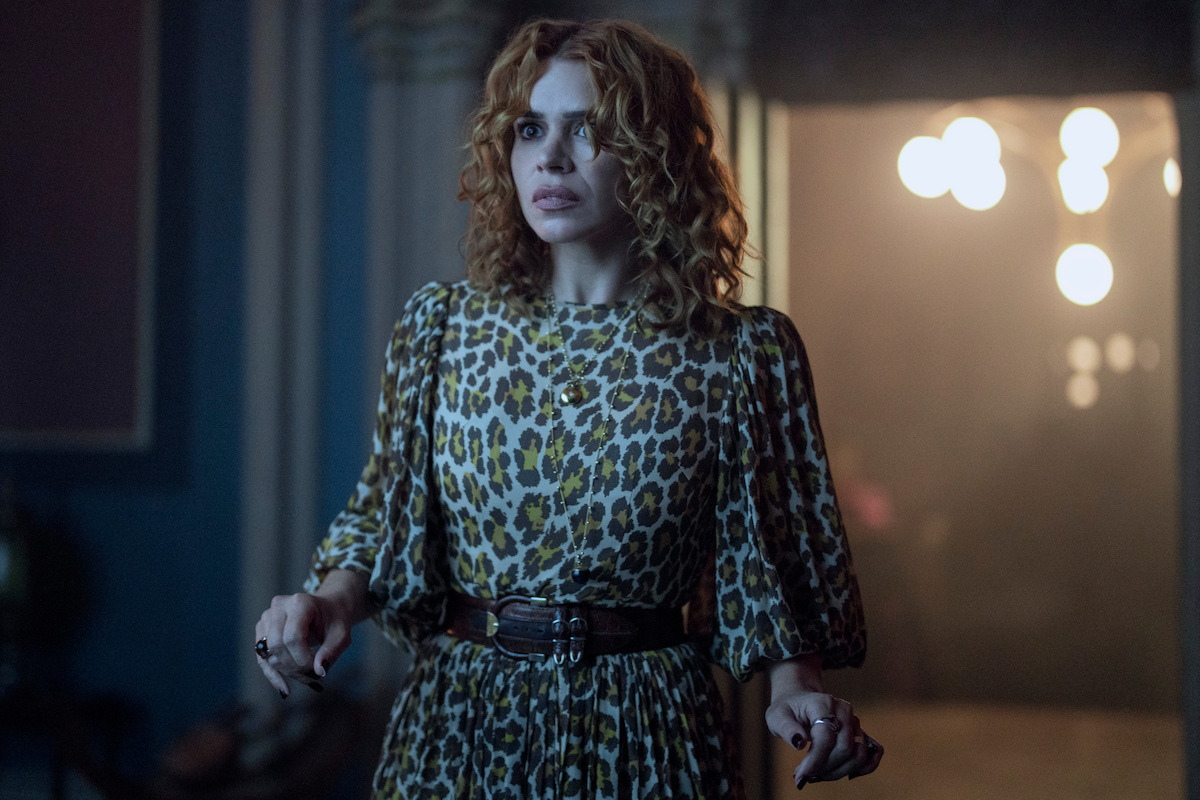 Conheça o elenco e personagens de Wandinha Temporada 2 A segunda temporada de Wandinha finalmente chegou à Netflix trazendo ainda mais mistério, humor sombrio e novos rostos para agitar a Nevermore Academy. Entre o retorno de personagens icônicos da família Addams e a estreia de figuras enigmáticas que prometem virar a vida de Wandinha de cabeça para baixo, a trama mergulha em intrigas sobrenaturais, conflitos familiares e segredos mortais. Billie Piper as Isadora Capri in Season 2 of ‘Wednesday’