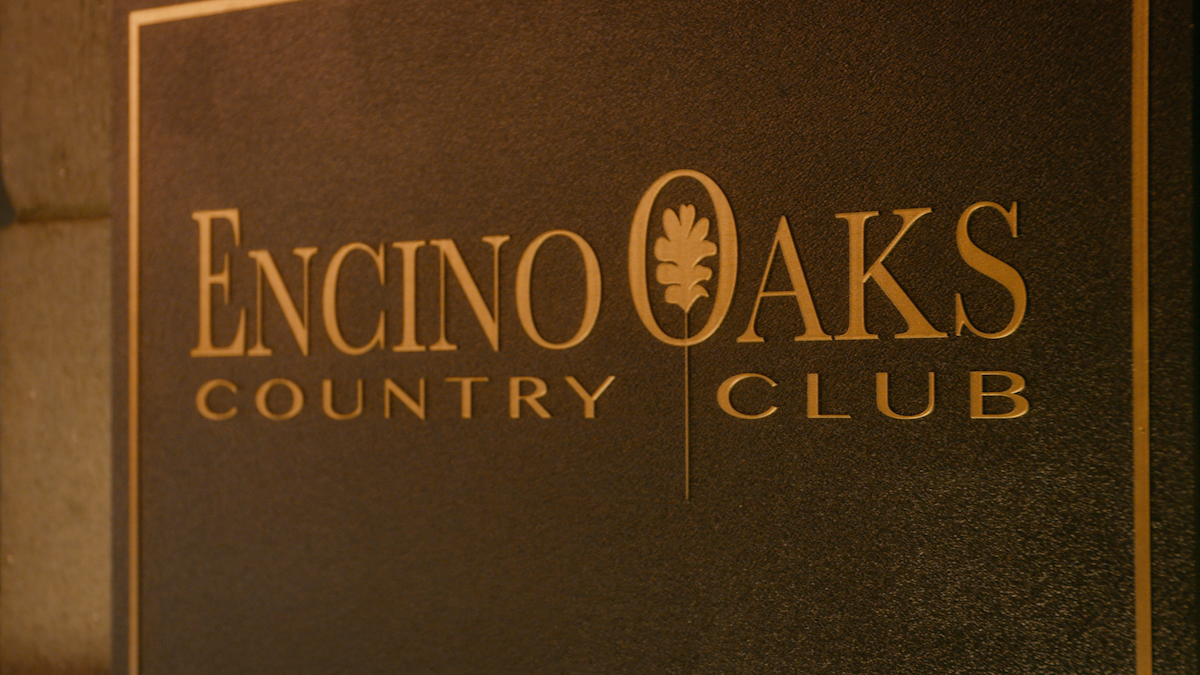 An image of the plaque outside of the Encino Oaks Country Club