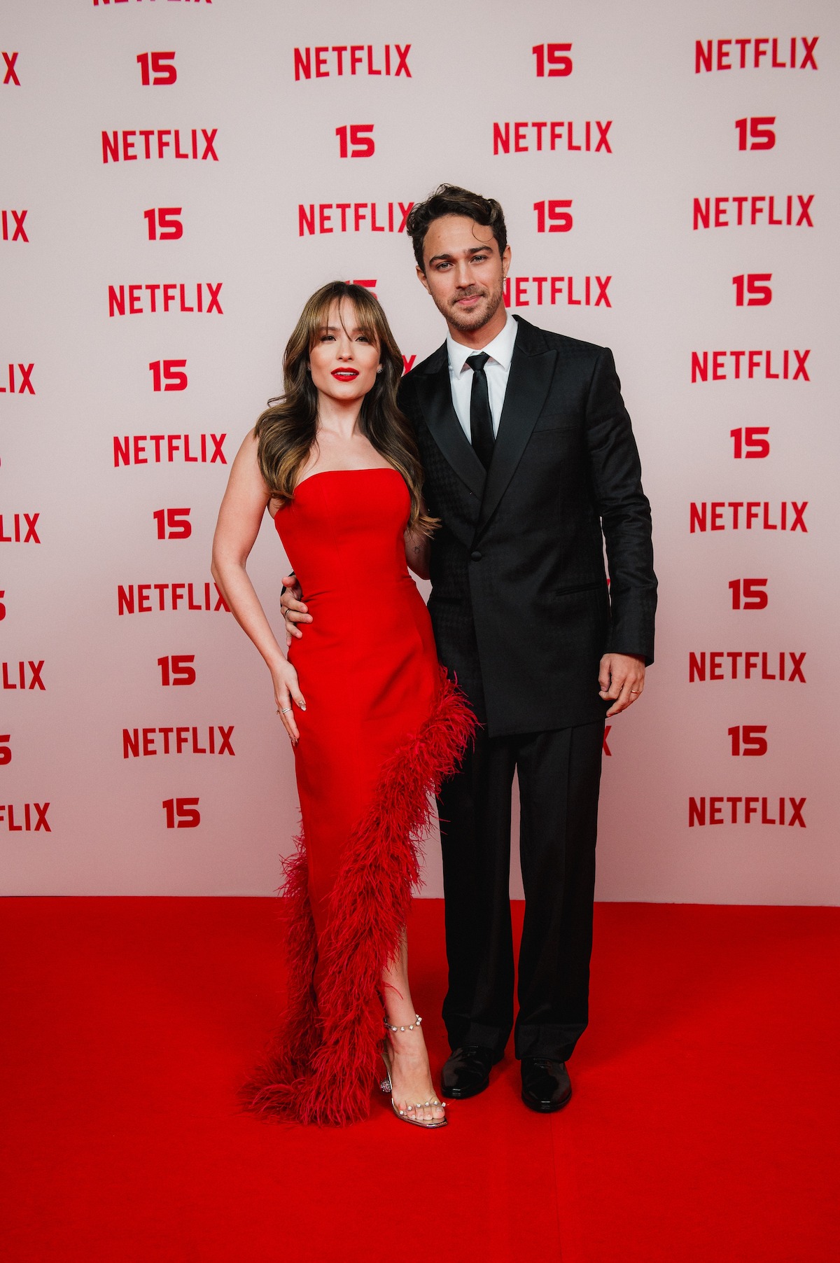 Larissa Manoela posa para foto no tapete vermelho