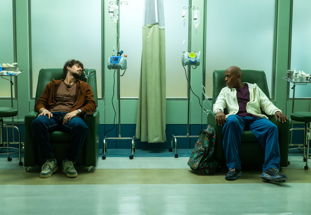Dois homens se encaram no corredor de um hospital, em cena do filme ‘Caramelo’