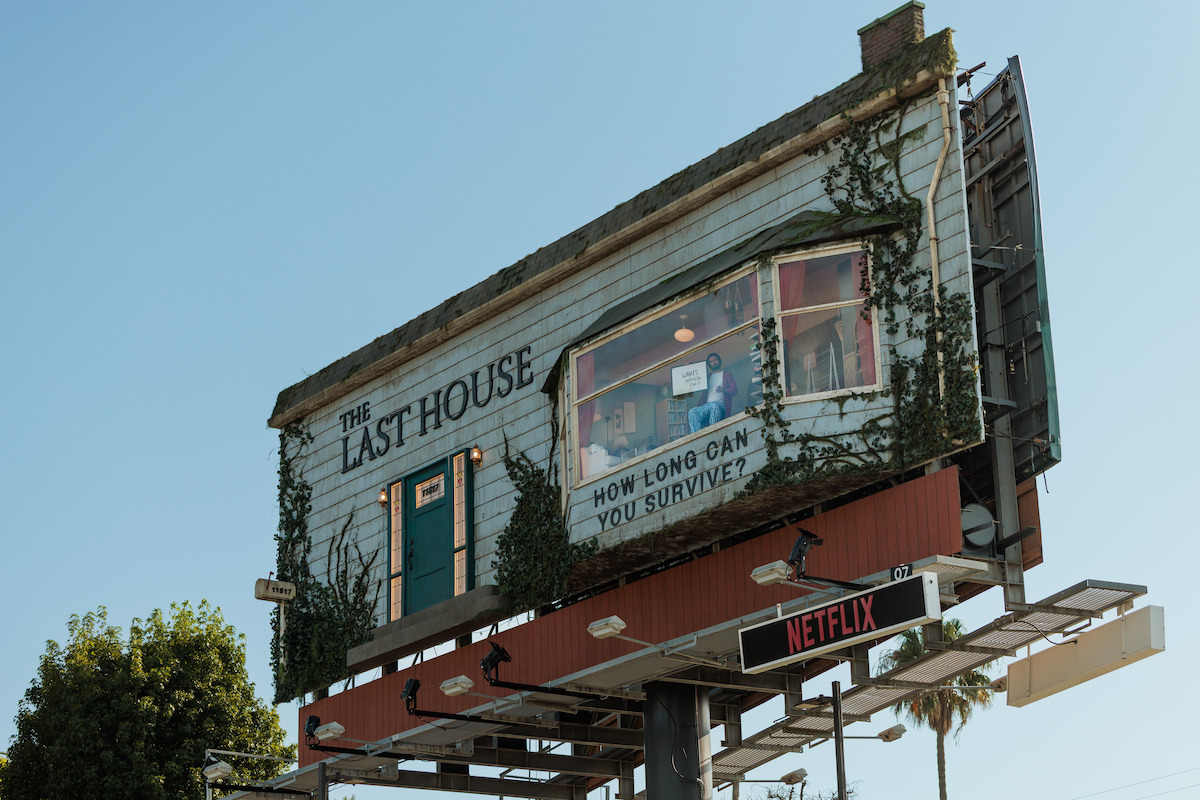 Le panneau-maison de The Last House couvert de lierre, avec la question How long can you survive?