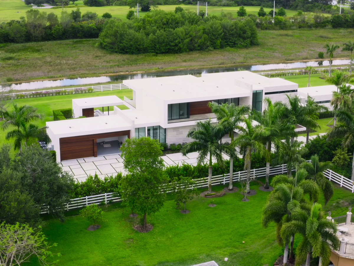 A modern luxury home in the Tampa area in Florida