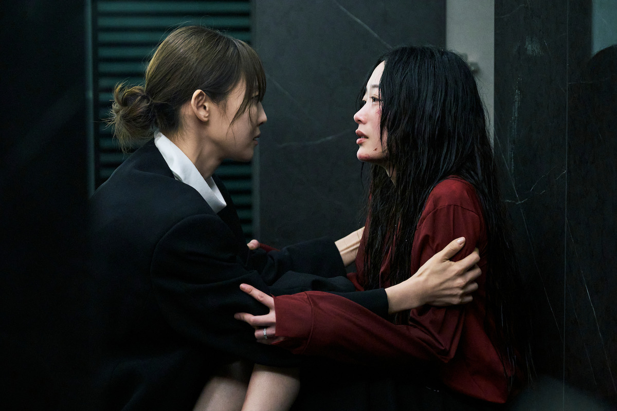 Jeon So-nee as Jo Eun-su and Lee You-mi as Jo Hui-su hold each other in ‘As You Stood By.’