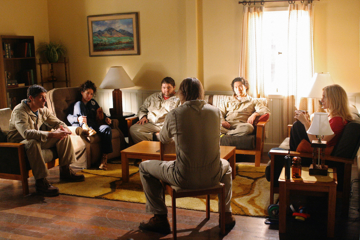 Matthew Fox, Evangeline Lilly, Jorge Garcia, Josh Holloway, Daniel Dae Kim, and Elizabeth Mitchell sit around a coffee table.