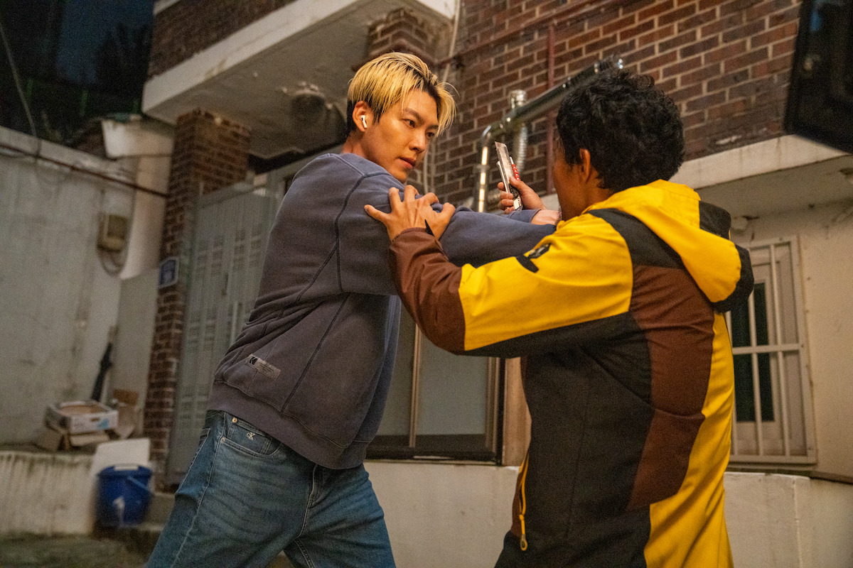 Kim Woo-bin as Lee Jeong-do fights a man holding a box cutter in the film ‘Officer Black Belt.’