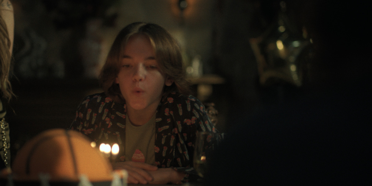 Michael Cash como cazador en 'Black Rabbit'.