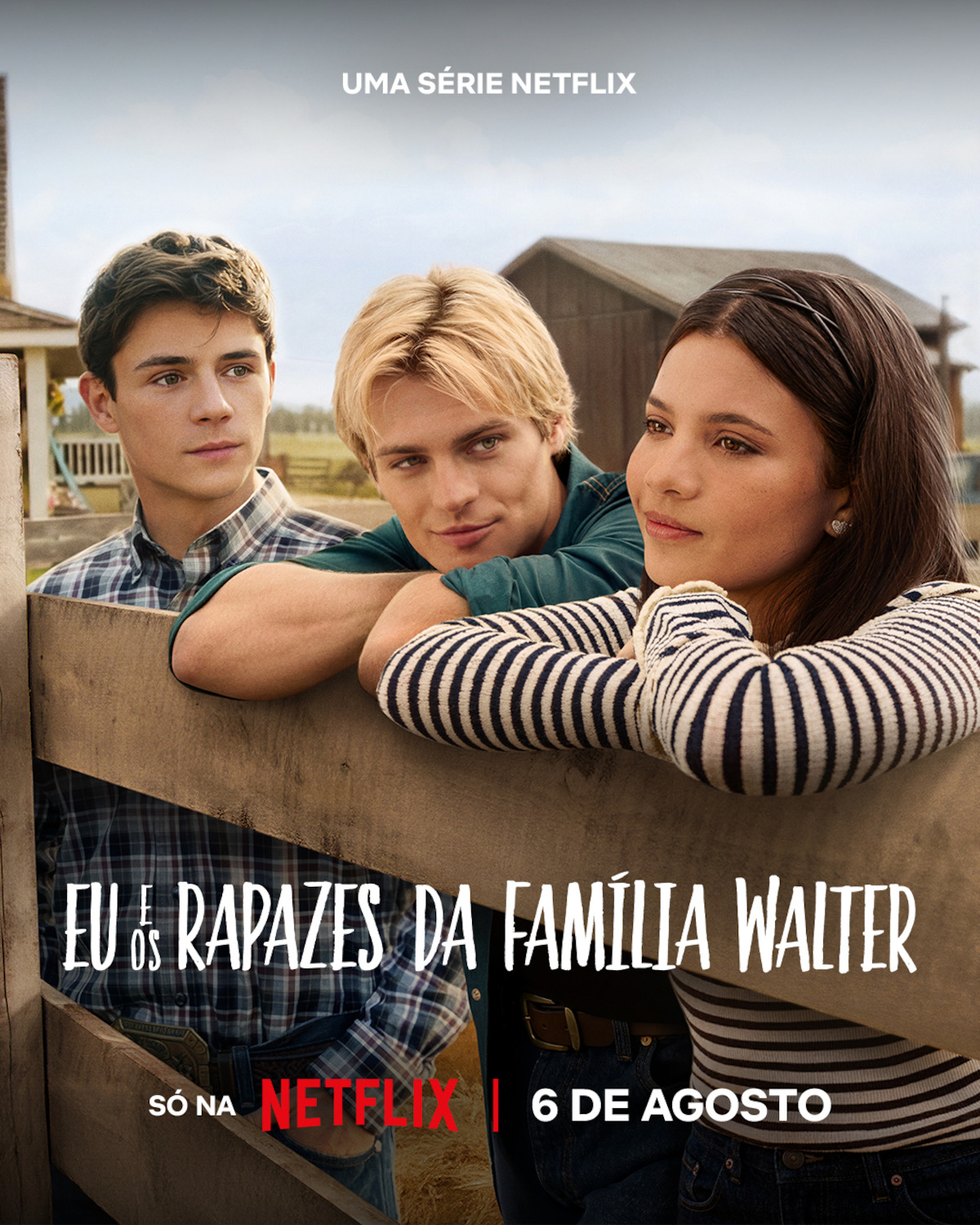 Três adolescentes apoiados em uma cerca de madeira em um cenário rural com celeiros ao fundo; pôster promocional da série da Netflix ‘Minha Vida com a Família Walter’, que reestreia em 6 de agosto.
