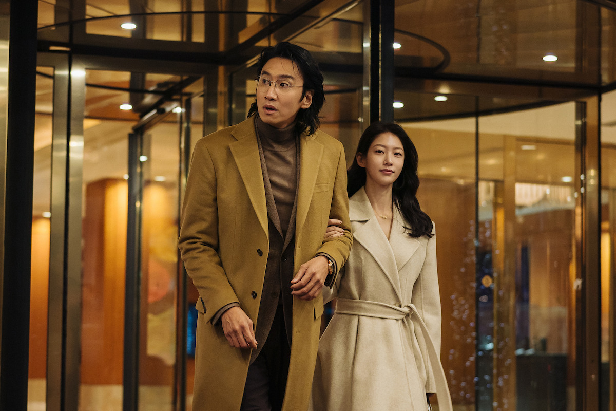Lee Kwang-soo and Gong Seung-yeon walk arm in arm while exiting a building in the series ‘Karma.’