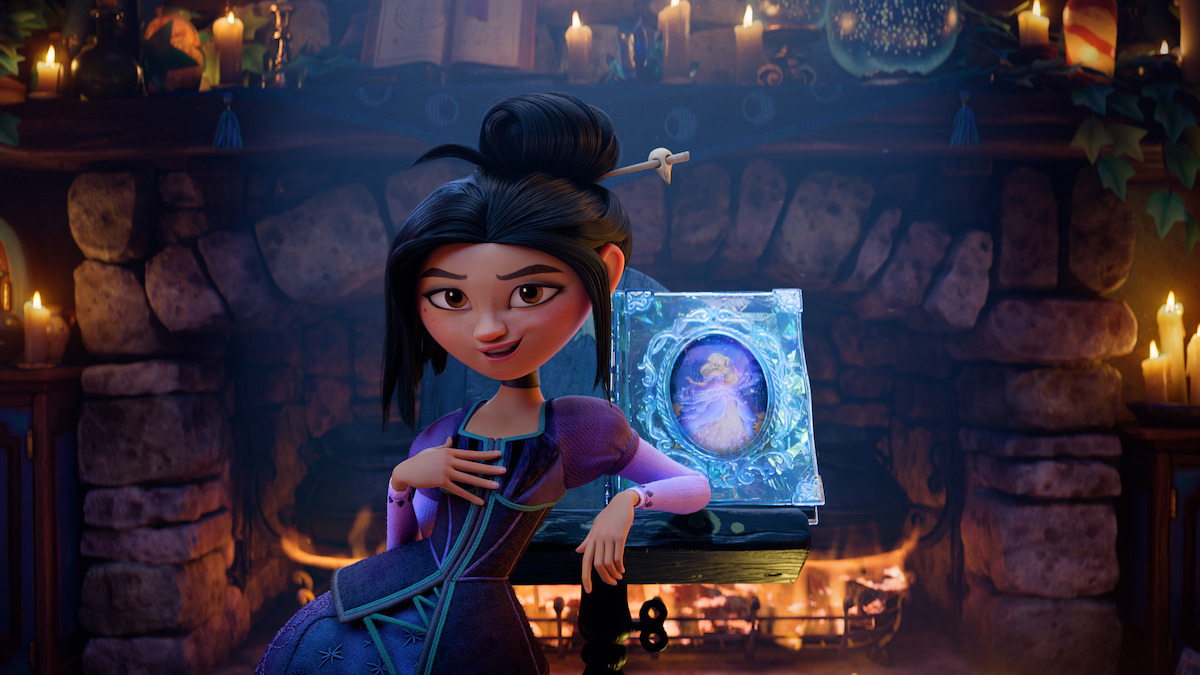 Uma menina feita em animação com cabelos escuros e vestido roxo está sentada em frente a uma lareira de pedra, cercada por velas acesas, com um livro mágico brilhante sobre a mesa atrás dela, em um ambiente aconchegante e místico.