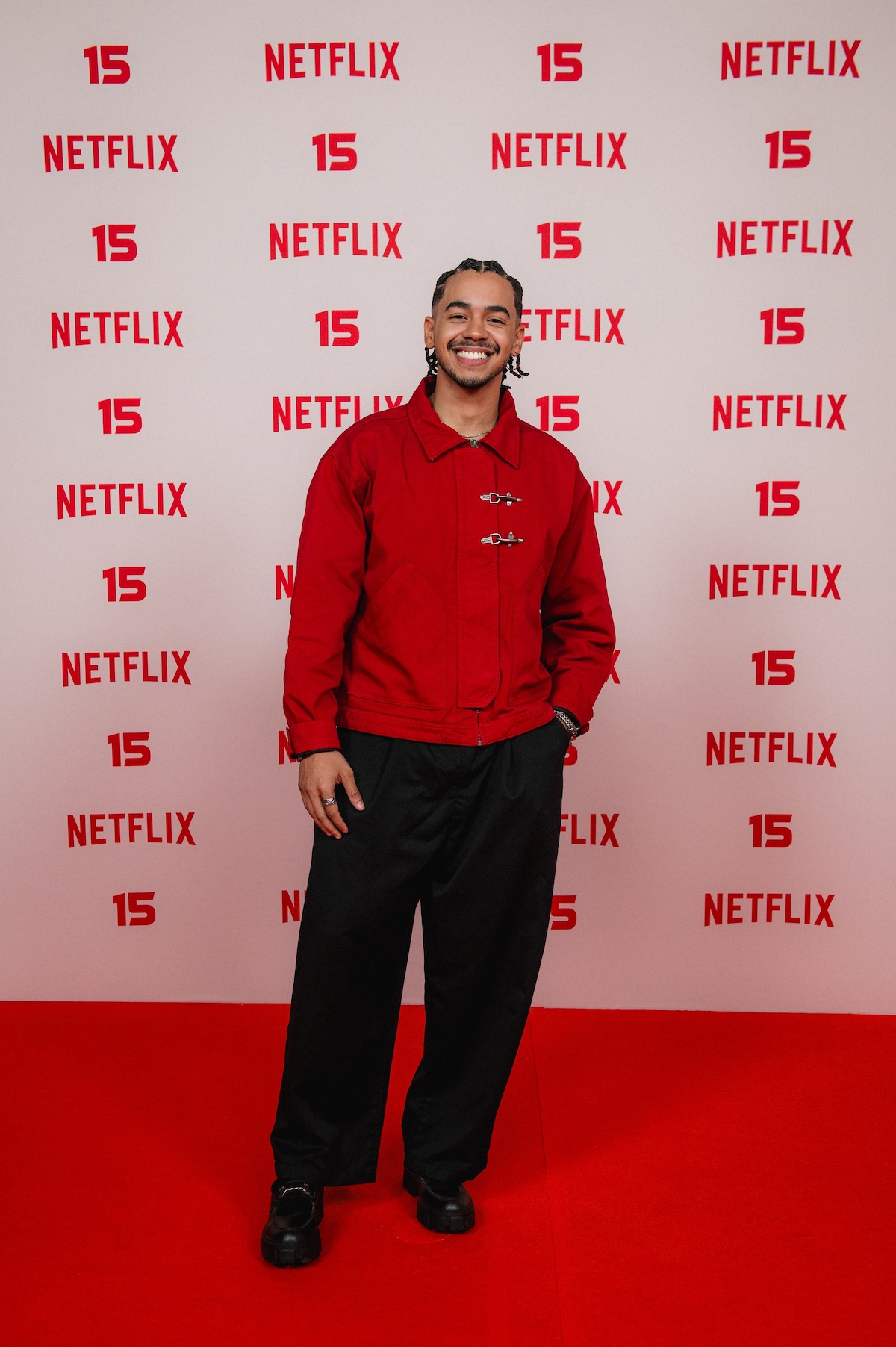 Pedro Ottoni posa para foto no tapete vermelho