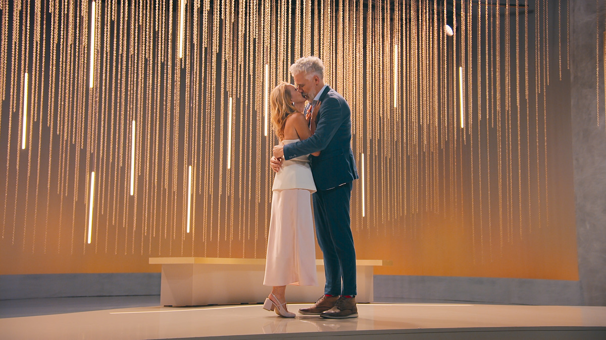 Ricardo and Nívia kissing.