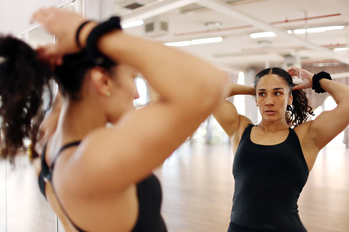 Amanda Serrano putting up her hair.