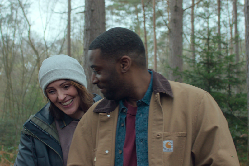 Abigail con Alex Anderson en el bosque, momento íntimo de la pareja