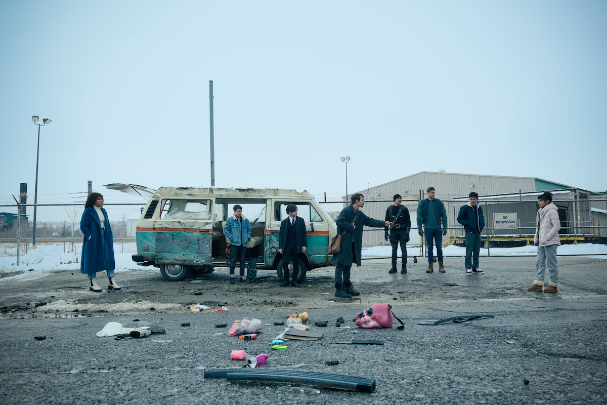 Emmy Raver-Lampman as Allison Hargreeves, Elliot Page as Viktor Hargreeves, Aidan Gallagher as Number Five, Robert Sheehan as Klaus Hargreeves, David Castañeda as Diego Hargreeves, Tom Hopper as Luther Hargreeves, Justin H. Min as Ben Hargreeves, Ritu Arya as Lila Pitts in Episode 403 of ‘The Umbrella Academy’