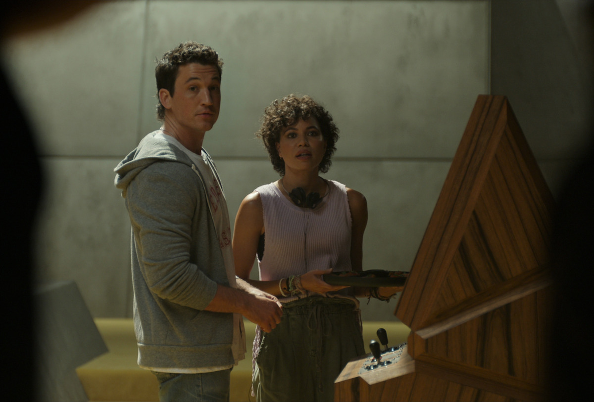 Jeff often plays ’80s video games on the Arcadia Multicade console - The Beauty of Brutalism: the Design References in ‘Spiderhead’ Revealed