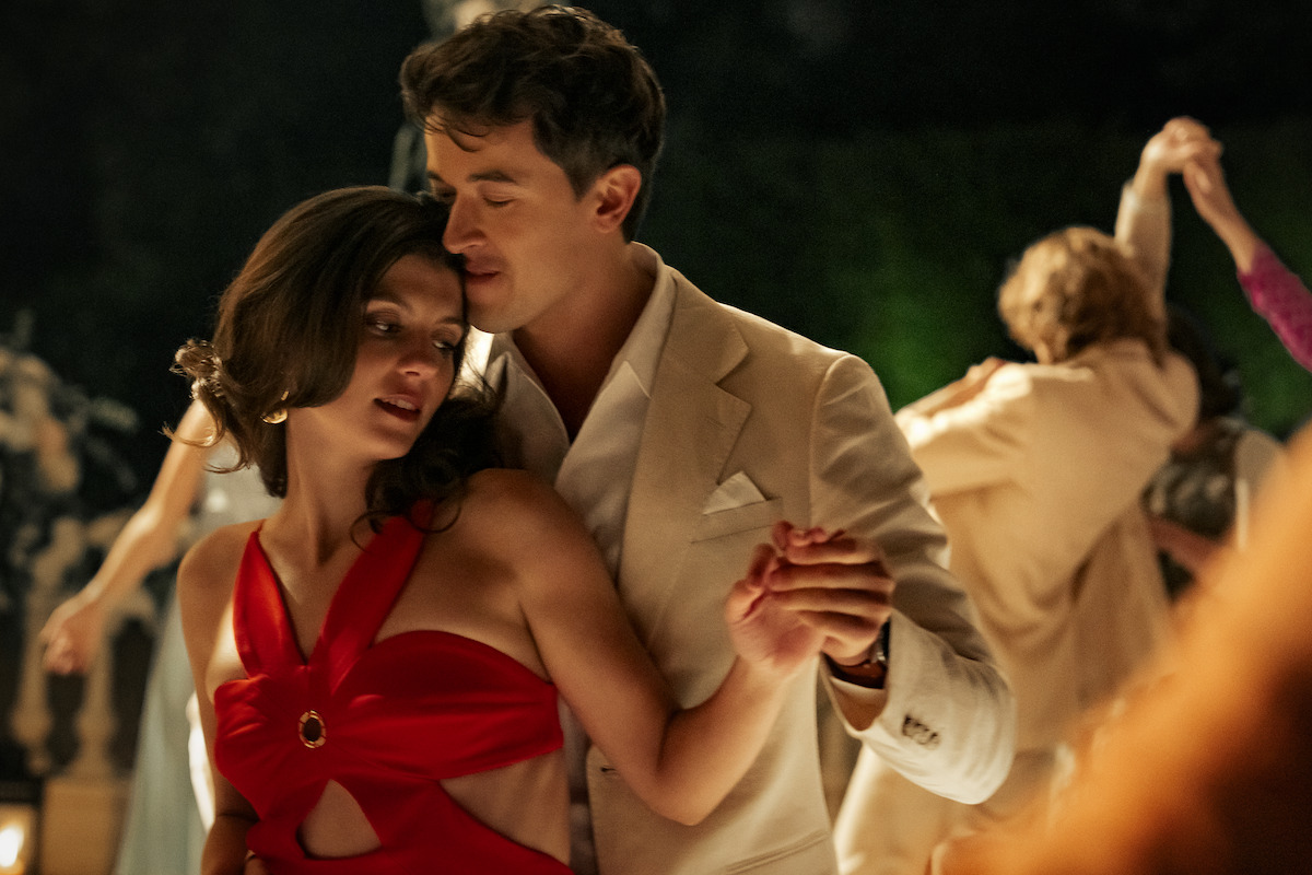 Emily Bader as Poppy and Tom Blyth as Alex in ‘People We Meet on Vacation’