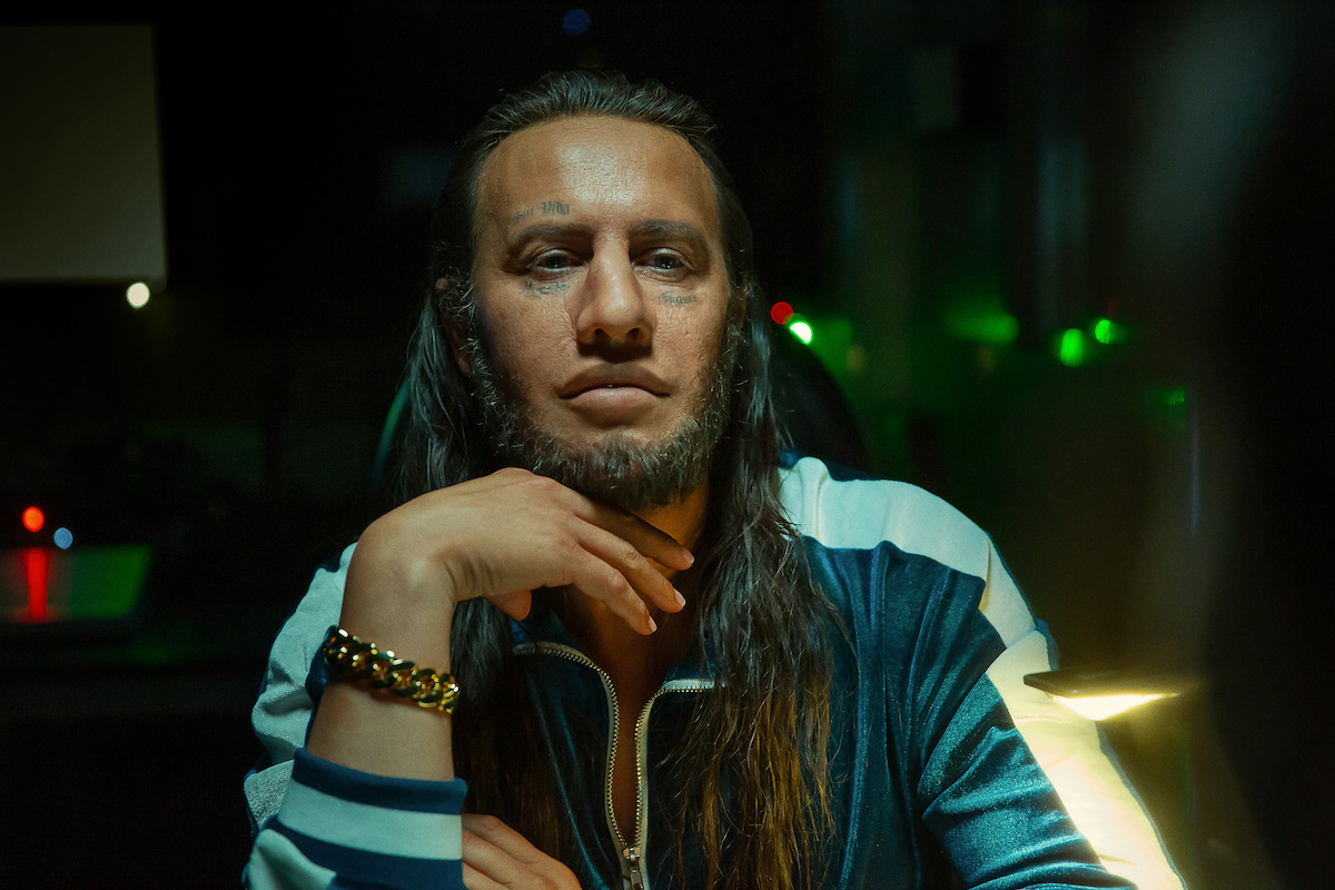 Manitas (Karla Sofía Gascón) wears a green tracksuit à la Squid Game.