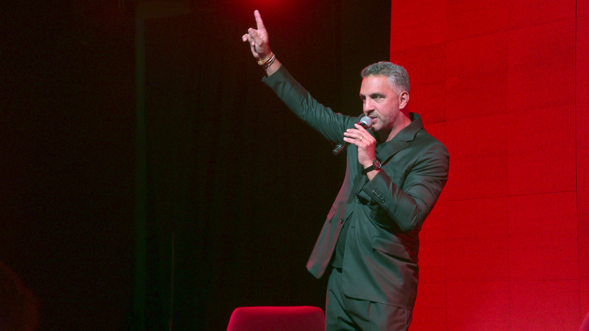 Mauricio Umansky speaks into a microphone.