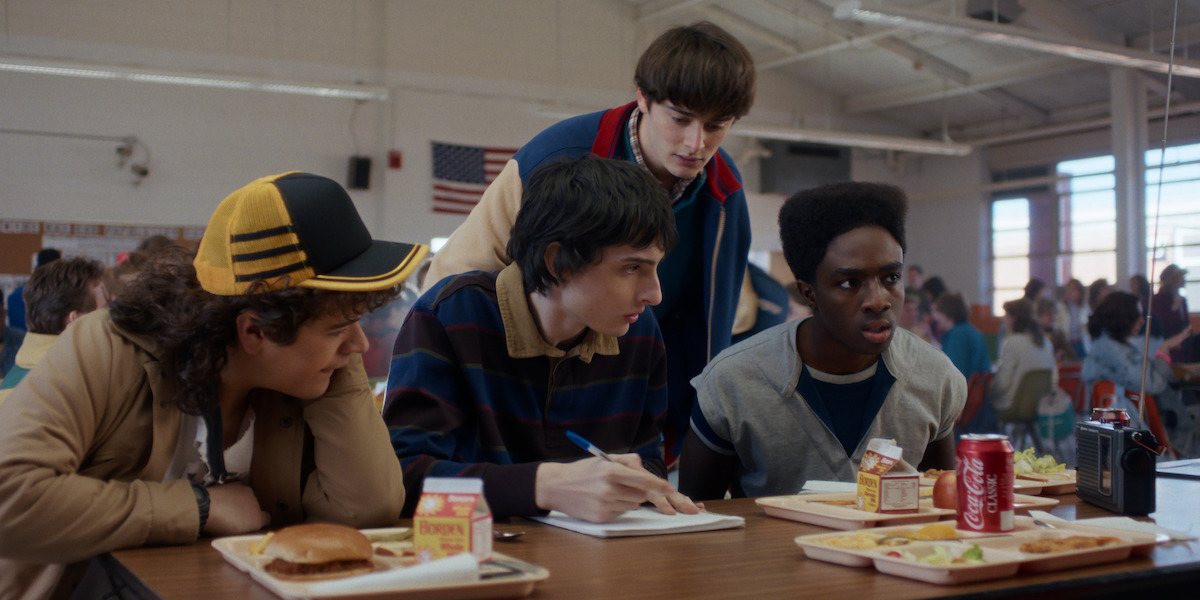 Gaten Matarazzo como Dustin Henderson, Finn Wolfhard como Mike Wheeler, Noah Schnapp como Will Byers y Caleb McLaughlin como Lucas Sinclair en la quinta temporada de 'Stranger Things'