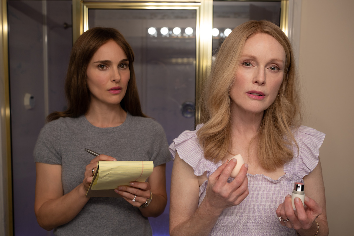  Natalie Portman as Elizabeth Berry and Julianne Moore as Gracie Atherton-Yoo