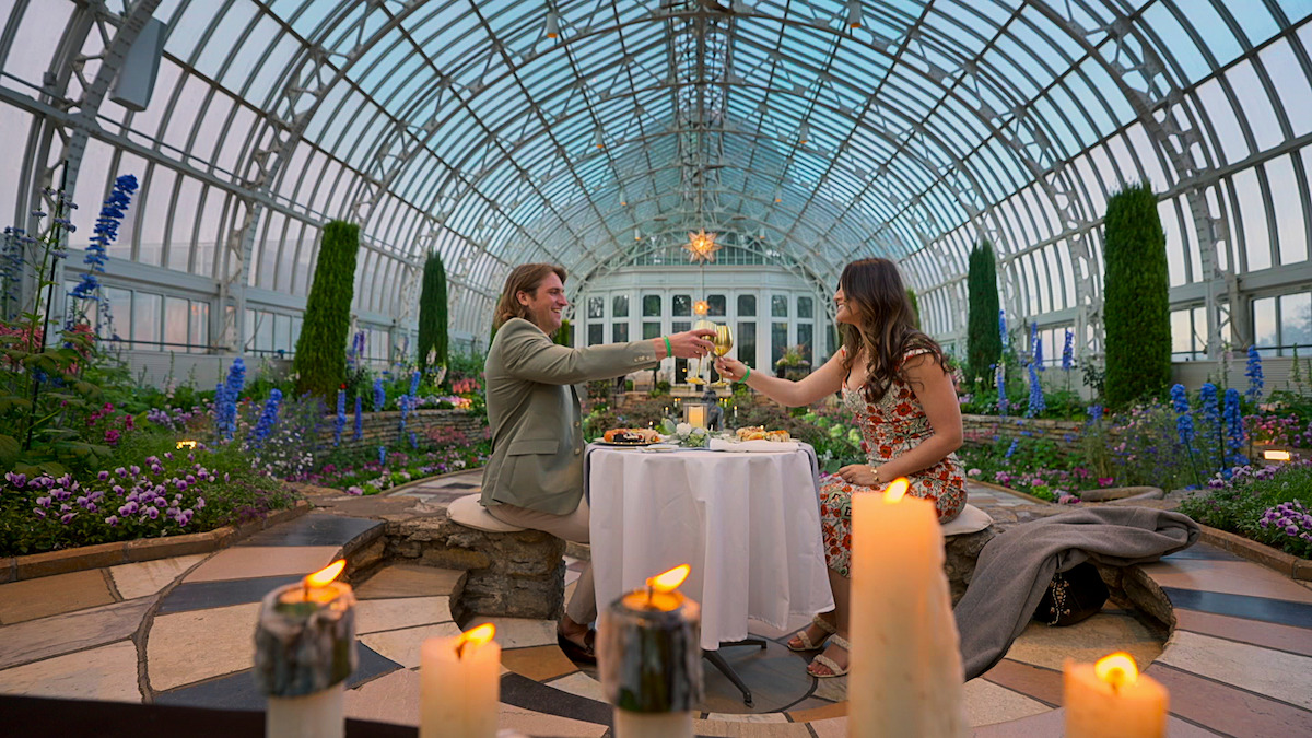 Monica and Joey on date.