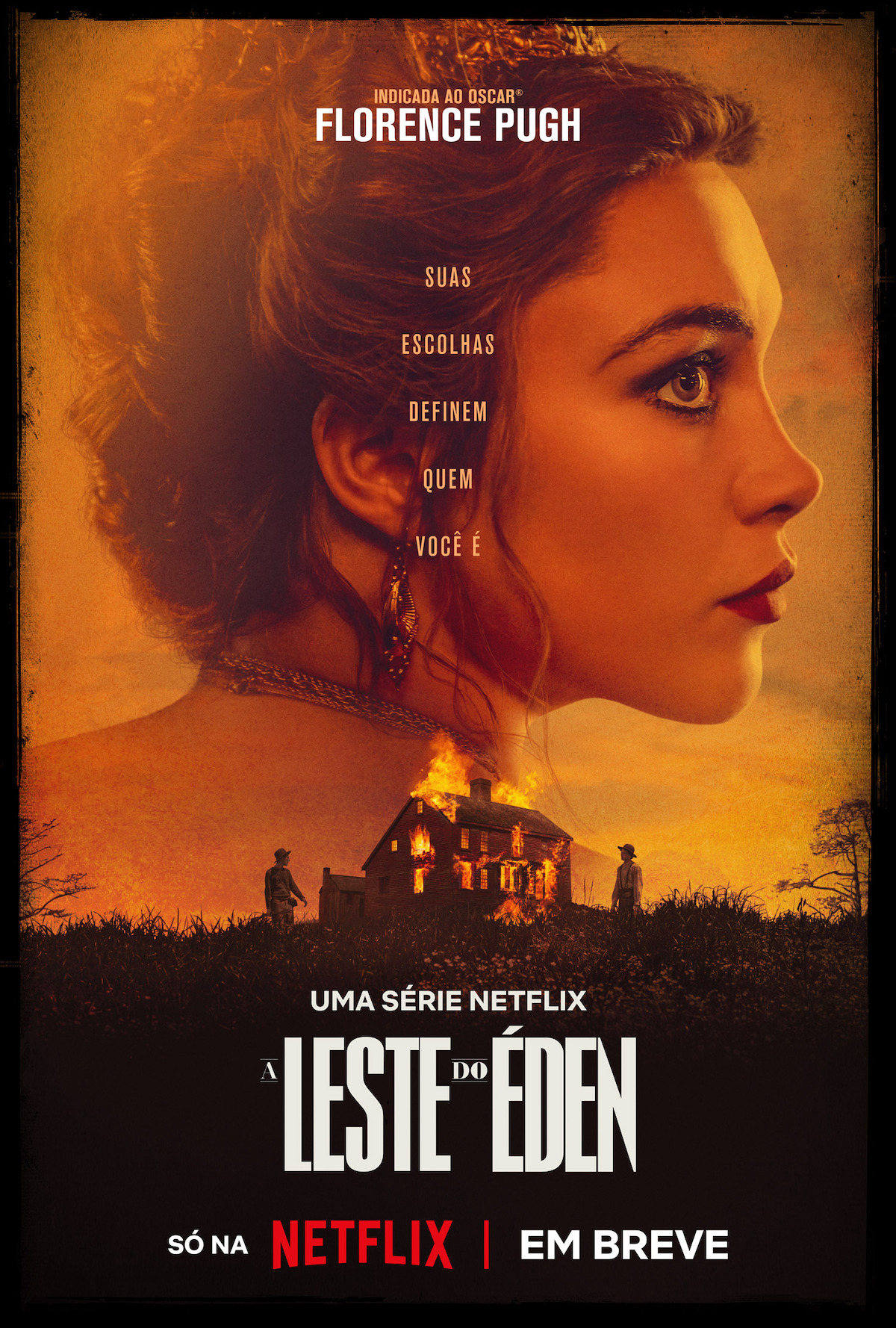 Perfil de uma mulher em trajes de época contra um céu alaranjado, com uma casa em chamas e figuras ao fundo. Texto sobre a série Netflix “A Leste do Éden”, estrelada por Florence Pugh, com estreia prevista para outubro de 2026. Cenário dramático e tenso, remetendo a um drama de época.