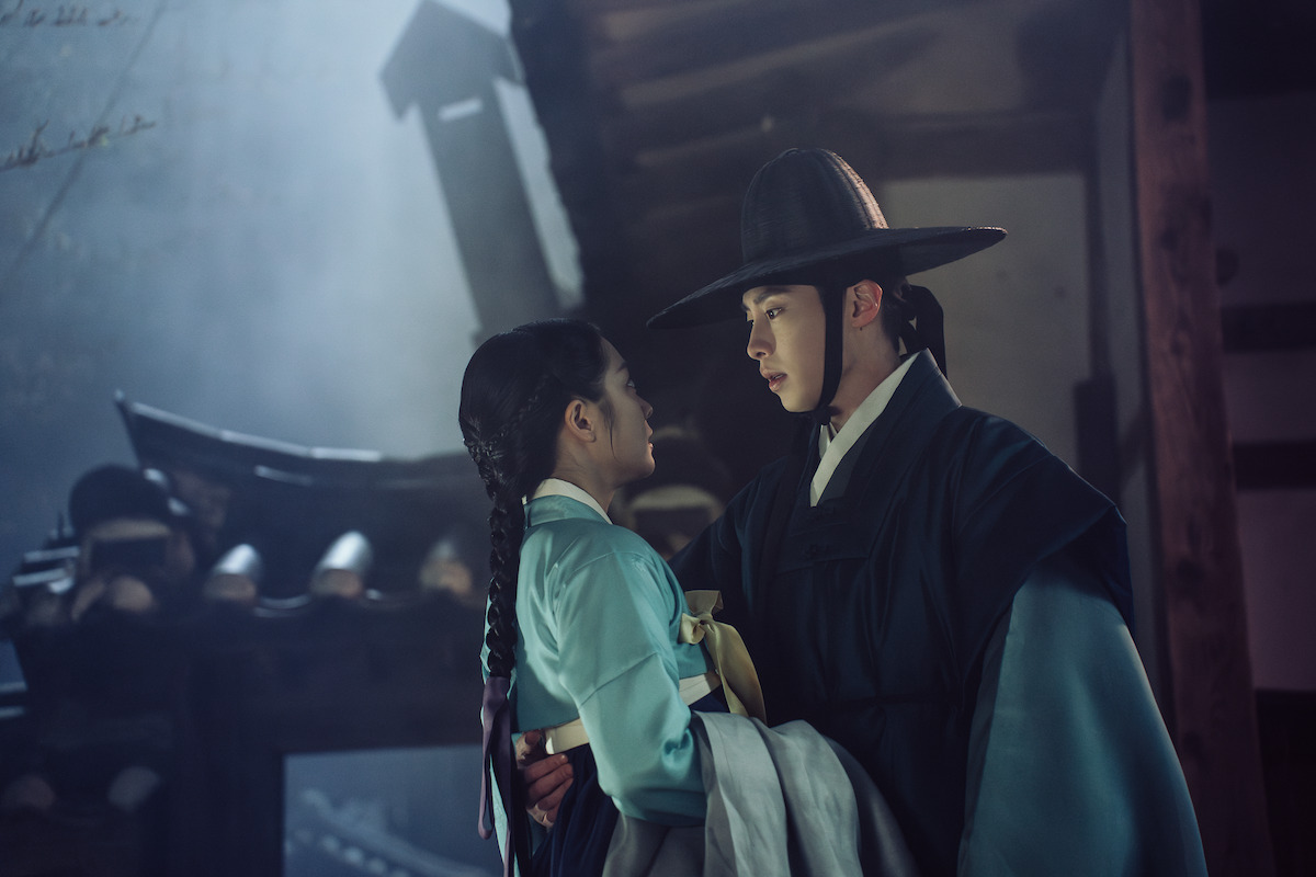 Cho Bo-ah as Jae-yi and Lee Jae-wook as Hongrang embrace in ‘Dear Hongrang.’