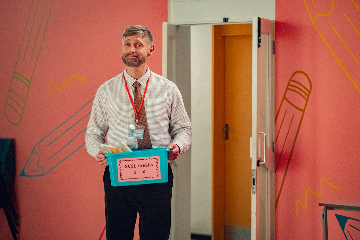 Alan Turkington as Mr. Lange holds a box of papers in Season 3 of ‘Heartstopper.’