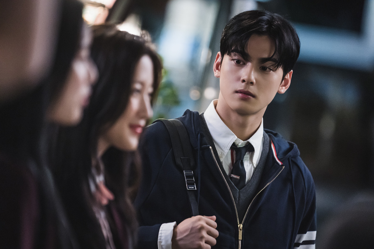 Cha Eun-woo as Lee Su-ho stares incredulously at his classmates in ‘True Beauty.’