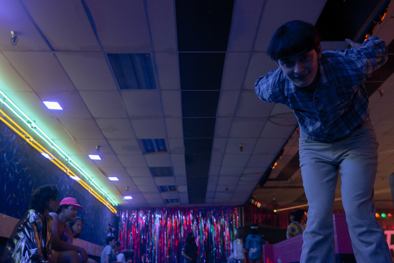“No, I do not mind being the third wheel, OK?” - 68 Behind-the-Scenes pics from ‘Stranger Things’ Season 4 You Have to See Slideshow