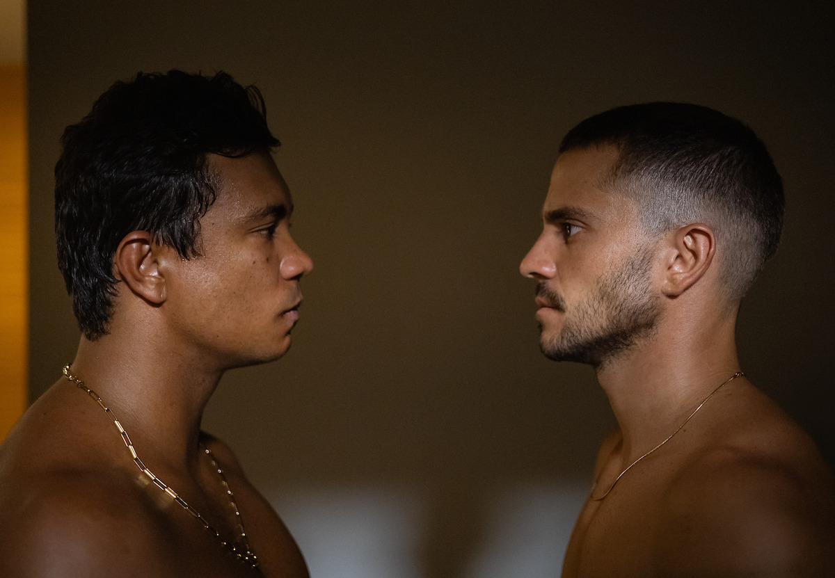 Xamã e André Lamoglia em cena da série “Os Donos do Jogo”