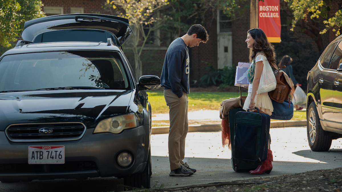 Tom Blyth as Alex and Emily Bader as Poppy in 'People We Meet on Vacation'