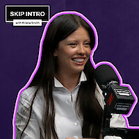 Mia Goth sorri diante de um microfone durante a gravação do podcast “Skip Intro with Krista Smith”. O fundo é roxo, e o logotipo do podcast aparece no canto superior esquerdo.
