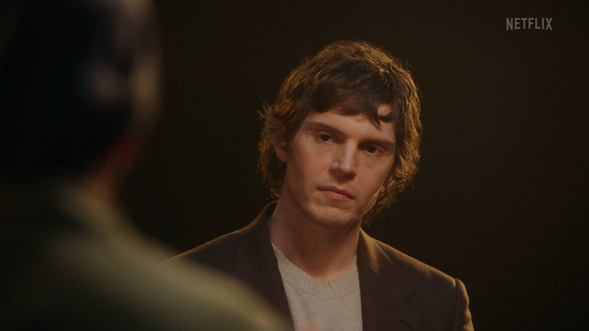 How Evan Peters Became Jeffrey Dahmer Ryan Murphy, Cast Roundtable photo image