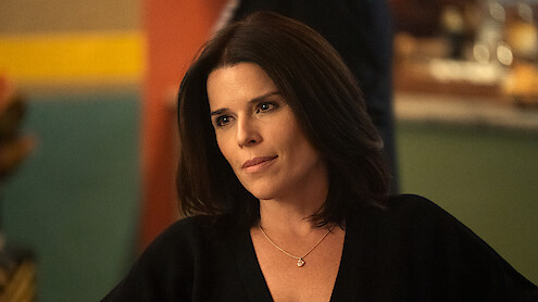 The Lincoln Lawyer. (L to R) Neve Campbell as Maggie McPherson in episode 201 of The Lincoln Lawyer. Cr. Lara Solanki/Netflix © 2023