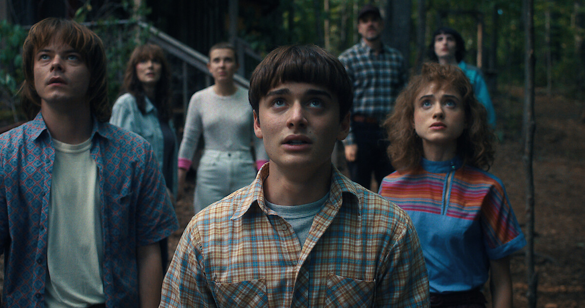 The red, brown, yellow striped t-shirt of Will Byers (Noah Schnapp) in the  series Stranger Things (Season 4 Episode 1)