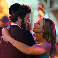 Adam Brody como Noah e Kristen Bell como Joanne dançam juntos na temporada 1 de ‘Ninguém Quer’.