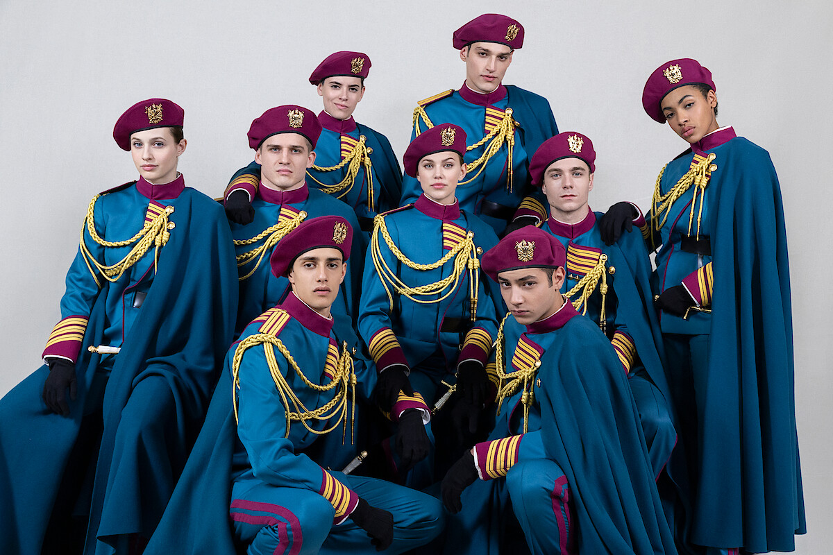 Grupo de jovens estudantes de uma escola militar posa para foto em trajes formais