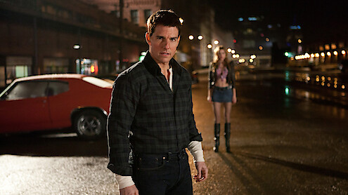 Tom Cruise as Jack Reacher stands in an alley at night in 'Jack Reacher'