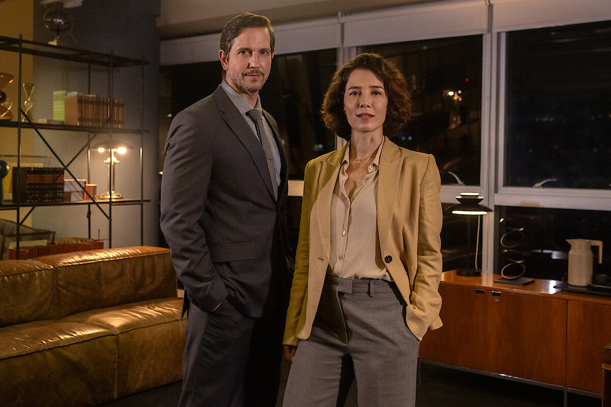 Atores Vladimir Brichta e Marjorie Estiano posam lado a lado no set de 'Habeas Corpus'