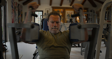 Arnold Schwarzenegger working out