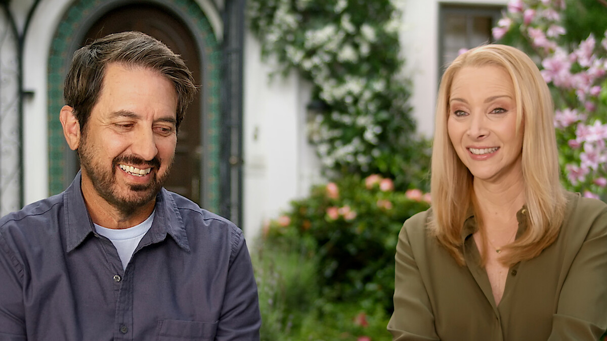 Ray Romano and Lisa Kudrow on the set of “No Good Deed”