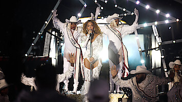 Beyoncé performing with dancers during the NFL Christmas Day Game halftime show. 