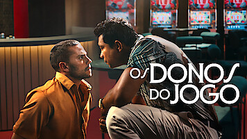 Thumbnail da série "Os Donos do Jogo" com Xamã e André Lamoglia em um bar com máquinas caça-níquel