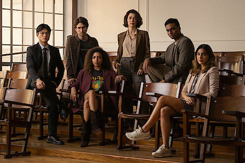 Marjorie Estiano e um grupo de atores jovens do elenco principal da série ‘Habeas Corpus’ posa para foto em uma sala de aula de universidade