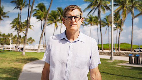 Louis Theroux in Louis Theroux: Inside the Manosphere