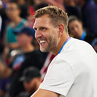 Svetislav Pesic and Dirk Nowitzki shake hands.