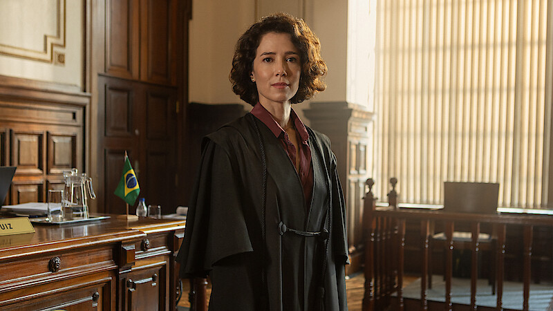 Atriz Marjorie Estiano caracterizada como a advogada Inez, em um tribunal, no set de 'Habeas Corpus'