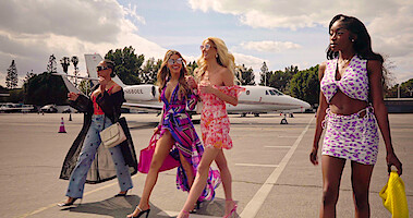Amanza, Chrishell, Emma and Chelsea arrive at airport.